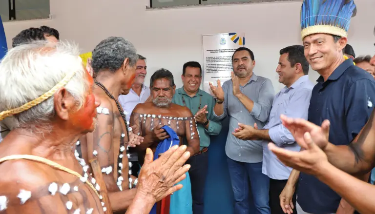 overnador Wanderlei Barbosa e o secretário da Educação, Fábio Vaz, entregam a ampliação da Escola Indígena Sakruiwẽ, na Aldeia Funil, fortalecendo a estrutura de ensino dos povos originários - Foto: Antonio Gonçalves/Governo do Tocantins overnador Wanderlei Barbosa e o secretário da Educação, Fábio Vaz, entregam a ampliação da Escola Indígena Sakruiwẽ, na Aldeia Funil, fortalecendo a estrutura de ensino dos povos originários - Foto: Antonio Gonçalves/Governo do Tocantins