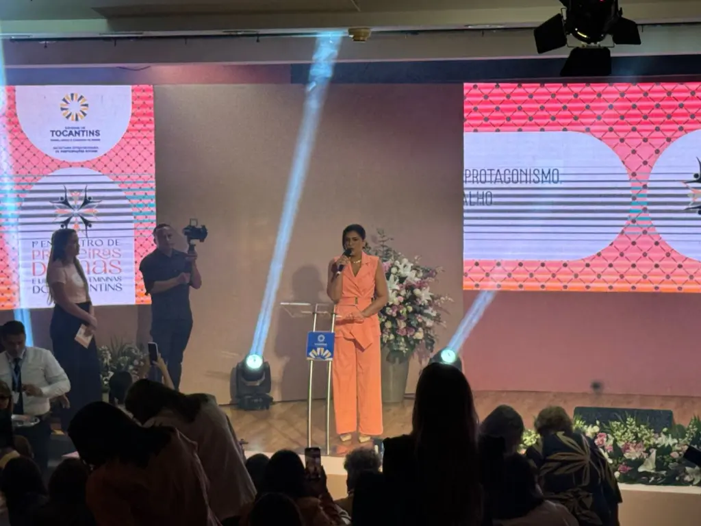 Prestigiada, Karynne se emociona em abertura de evento feminino e inspira mulheres; Ela homenageia Wanderlei e diz a Berenice: “Ninguém vai plantar discórdia entre eu e você”