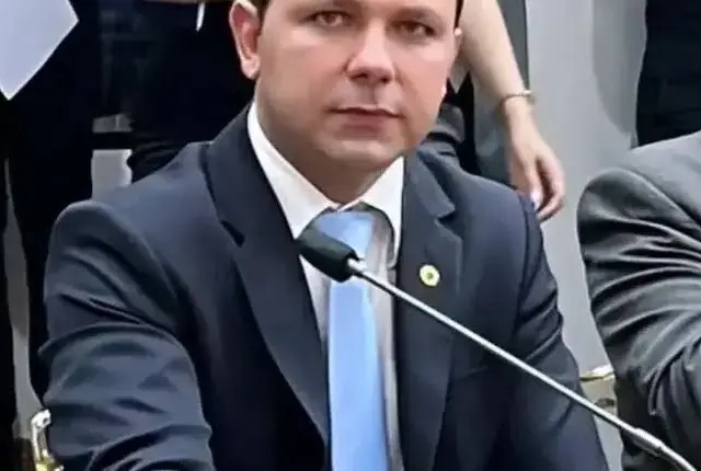 Folha propõe título de cidadão a Carlos Júnior, chefe de gabinete do prefeito Eduardo