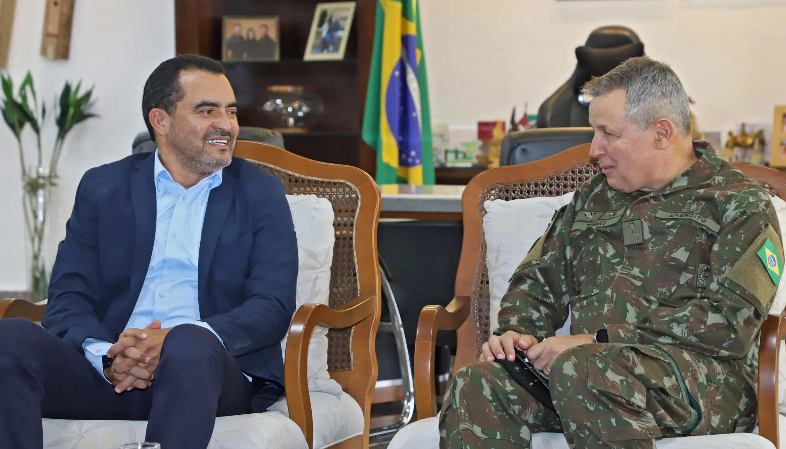 A visita institucional ocorreu no Palácio Araguaia, em Palmas, onde foram debatidas estratégias de cooperação para acelerar a reconstrução da ponte Juscelino Kubitschek de Oliveira - Foto: Antônio Gonçalves/Governo do Tocantins 