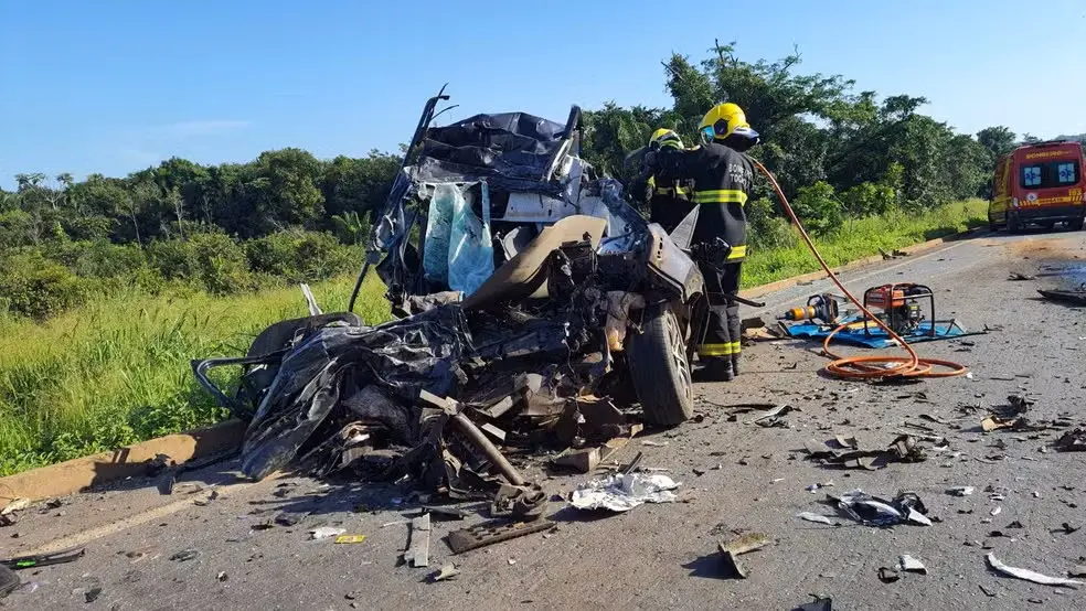 Veículo ficou retorcido após batida com caminhão — Foto: Divulgação/Bombeiros