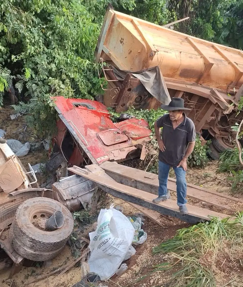 Situação da carreta que caiu de ribanceira em Juarina — Foto: Divulgação/Colinas Notícias