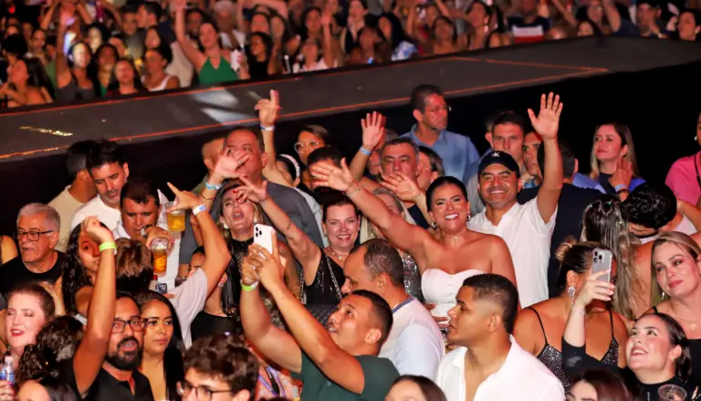 Governador Wanderlei Barbosa prestigia o Carnaval ao lado da população e ressalta a importância da festa para a cultura, o lazer e a economia do Tocantins