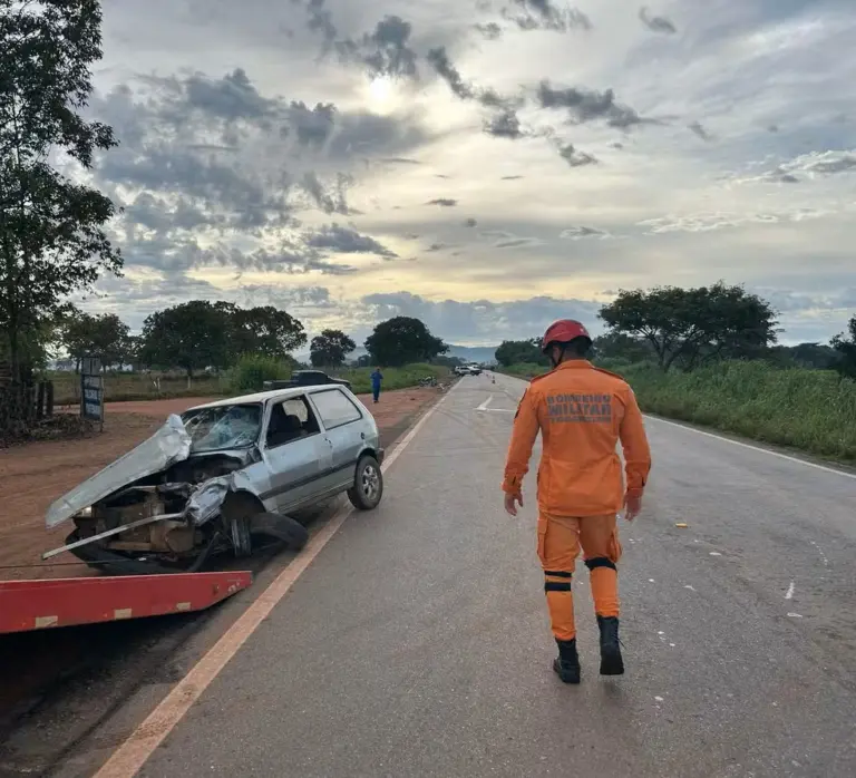Acidente entre moto e carro deixa duas pessoas feridas na TO-080 — Foto: Divulgação/Corpo de Bombeiros