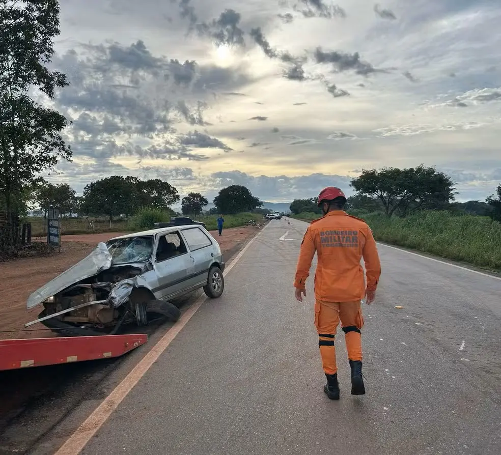 Acidente entre moto e carro deixa duas pessoas feridas na TO-080 — Foto: Divulgação/Corpo de Bombeiros