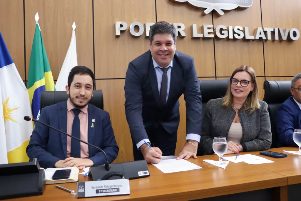 Léo da Saúde toma posse na vaga de Rubens Uchoa em sessão prestigiada; Saiba quem é ele!