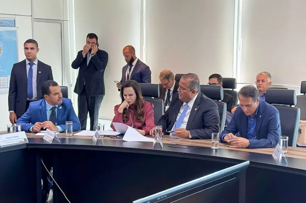 Senador Eduardo Gomes destaca importância da regularização fundiária para a economia do Tocantins em reunião com o governo federal