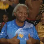 Dona Maria de Fátima vestida com a camisa da Portela — Foto: Reprodução/TV Globo