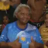 Dona Maria de Fátima vestida com a camisa da Portela — Foto: Reprodução/TV Globo