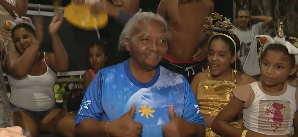 Dona Maria de Fátima vestida com a camisa da Portela — Foto: Reprodução/TV Globo