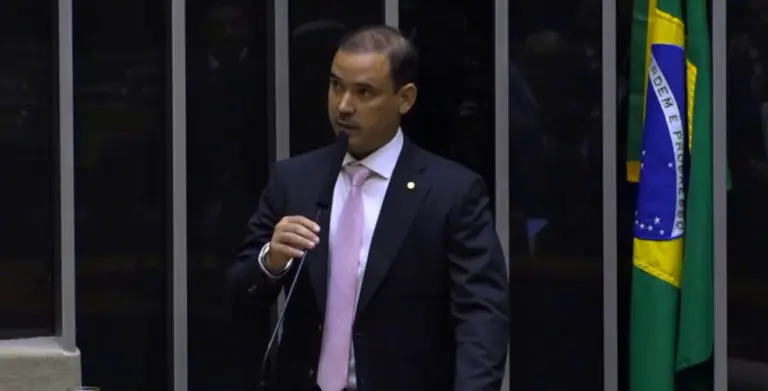 Na tribuna, Vicentinho Jr cobra governo federal e questiona alegações de Carlesse: “a história é implacável, não adianta tentar distorcê-la nem criar narrativas”
