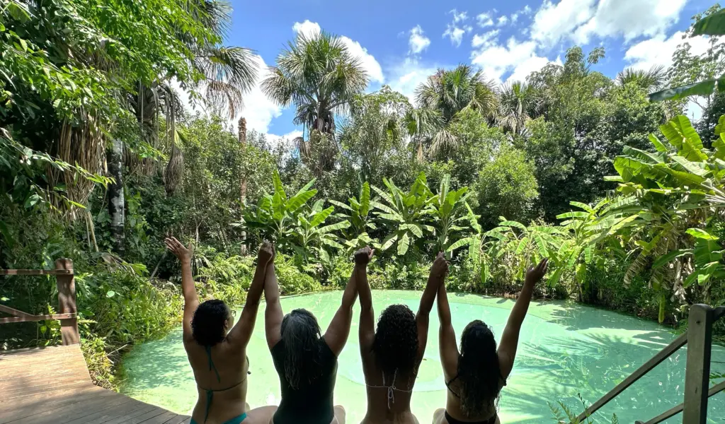 Grupo de viajantes festeja a beleza de um dos fervedouros mais visitados do Jalapão - Foto: Arquivo/Fernanda Silveira Grupo de viajantes festeja a beleza de um dos fervedouros mais visitados do Jalapão - Foto: Arquivo/Fernanda Silveira