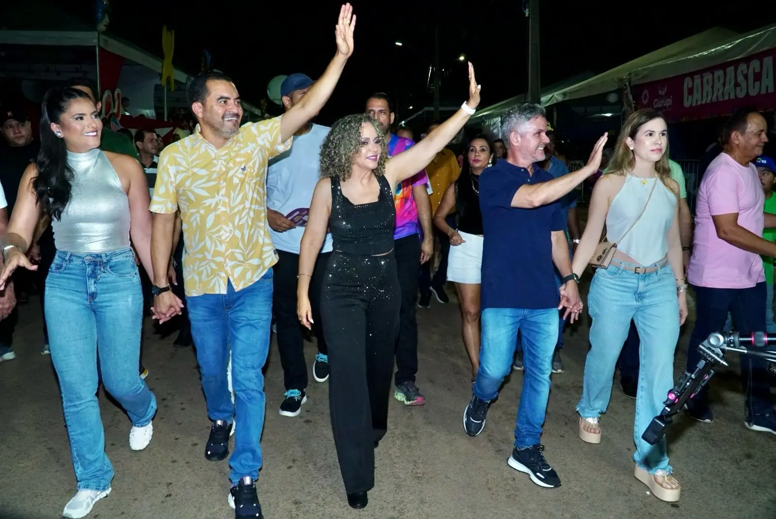 Gurupi: Penúltima noite do Carnaval reúne milhares de foliões; Wanderlei participa e reafirma a Josi: “somos parceiros”