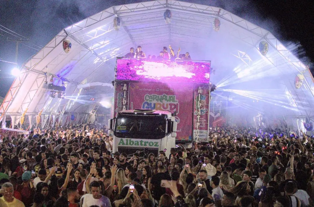 1º dia de Carnaval em Gurupi é marcado por grande público no novo circuito; Foliões cantam junto com Hugo e Guilherme