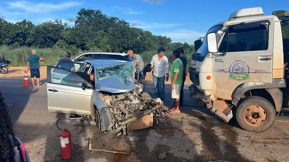 Situação dos veículos após batida na TO-010, em Lajeado — Foto: Kaliton Mota/TV Anhanguera