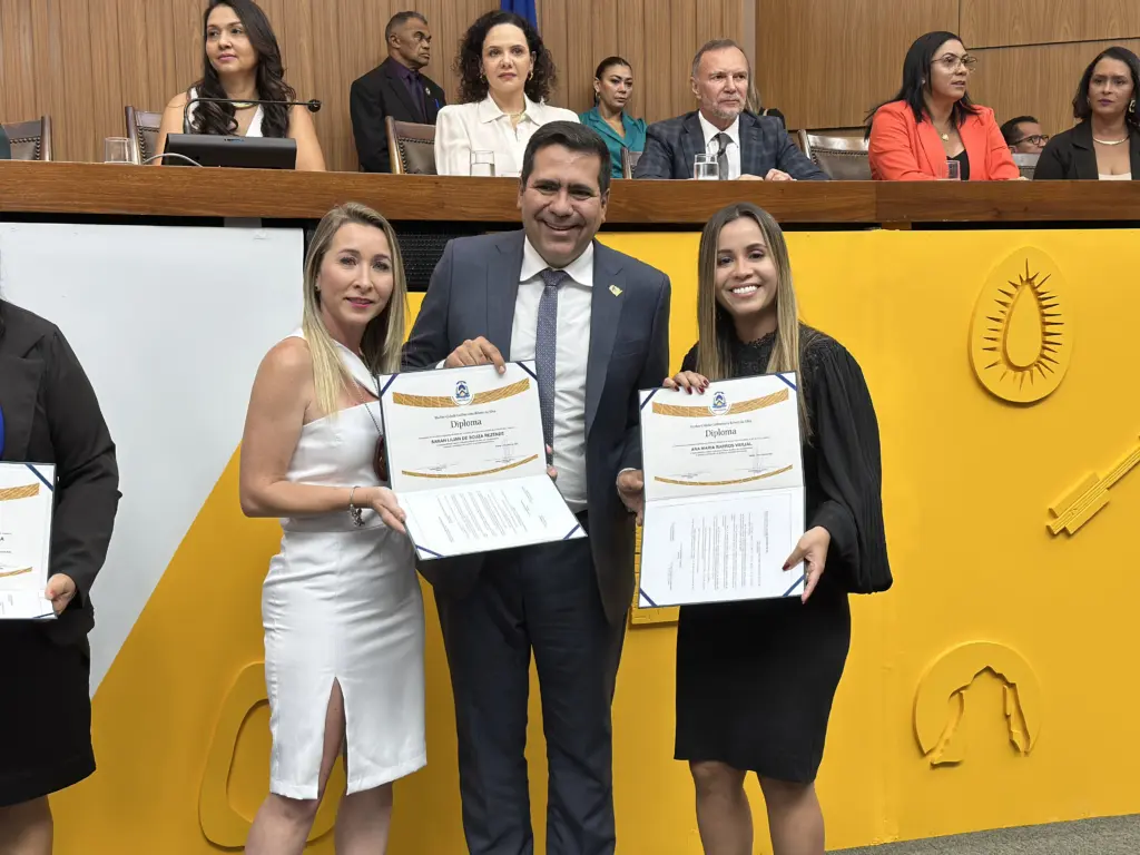 O deputado estadual entregou o Diploma Mulher-Cidadã pela atuação das delegadas que resultou em uma cidade sem feminicídio há quase 2 anos - Foto: Adrielly Calixto /Governo do Tocantins