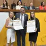 O deputado estadual entregou o Diploma Mulher-Cidadã pela atuação das delegadas que resultou em uma cidade sem feminicídio há quase 2 anos - Foto: Adrielly Calixto /Governo do Tocantins