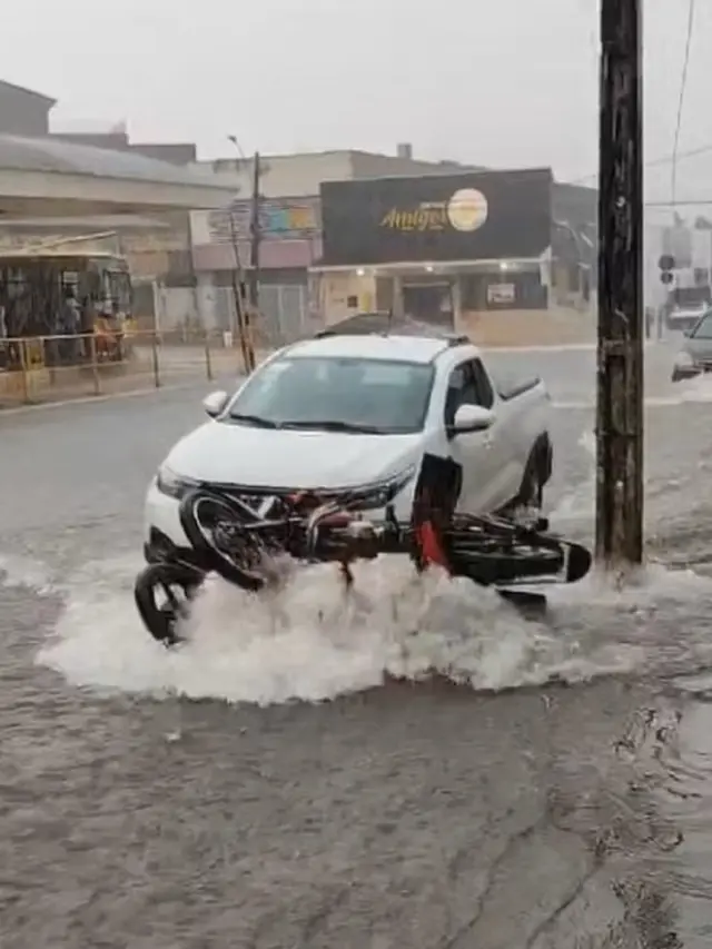 Ruas e avenidas ficaram alagadas em Araguaína — Foto: Divulgação/Redes sociais