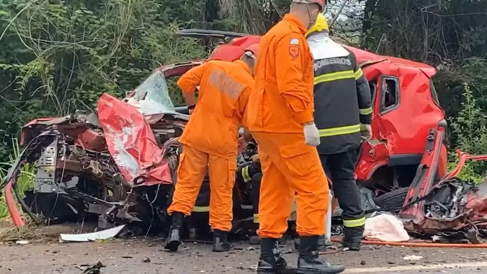 Bombeiros retiram corpo das ferragens após acidente na BR-153, em Wanderlândia — Foto: Alta Tensão - TO/Divulgação