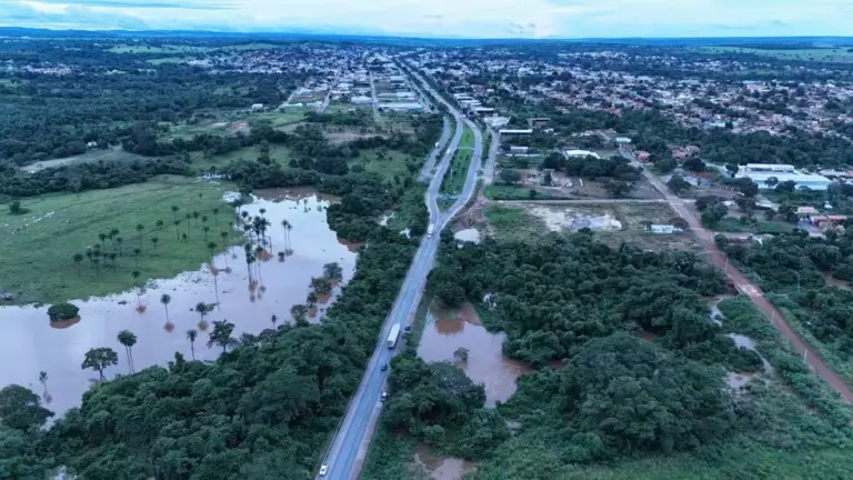 Trecho da BR-153 foi interditado em Guaraí — Foto: Reprodução/ Redes sociais