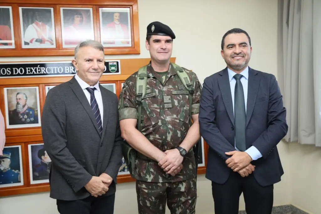 Prefeito Eduardo Siqueira Campos ao lado do Tenente Cel Ribeiro Filho e o governador do Estado, Wanderlei Barbosa – Foto: Edu Fortes