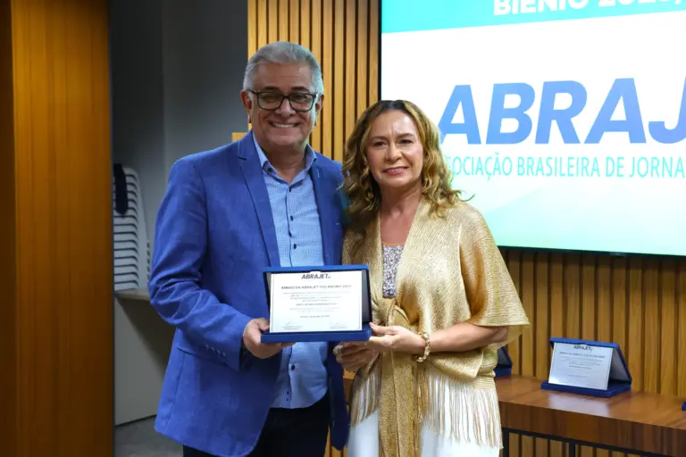 Secretário Hercy Filho e a diretora de Projetos Especiais da Abrajet, Suzana Barros, durante entrega do título - Foto: Silvio Santos/Assembleia Legislativa do Tocantins