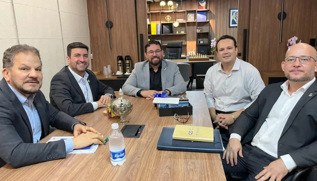 Secretário da Secom, Márcio Rocha; reitor da Unitins, Augusto Rezende; e o presidente da Farcom/TO, Geraldo Freitas, além do secretário-chefe da Casa Civil, Deocleciano Gomes, e do secretário da Secad, Paulo Benfica, celebram renovação de contrato - Foto: Tharson Lopes/Governo do Tocantins Secretário da Secom, Márcio Rocha; reitor da Unitins, Augusto Rezende; e o presidente da Farcom/TO, Geraldo Freitas, além do secretário-chefe da Casa Civil, Deocleciano Gomes, e do secretário da Secad, Paulo Benfica, celebram renovação de contrato - Foto: Tharson Lopes/Governo do Tocantins
