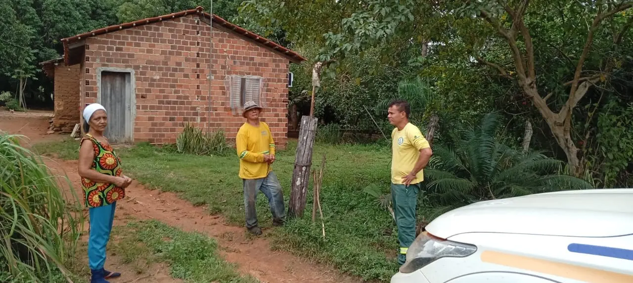 Durante as visitas, a equipe dialoga com os moradores sobre o uso do fogo nas propriedades - Foto: Naturatins/Governo do Tocantins