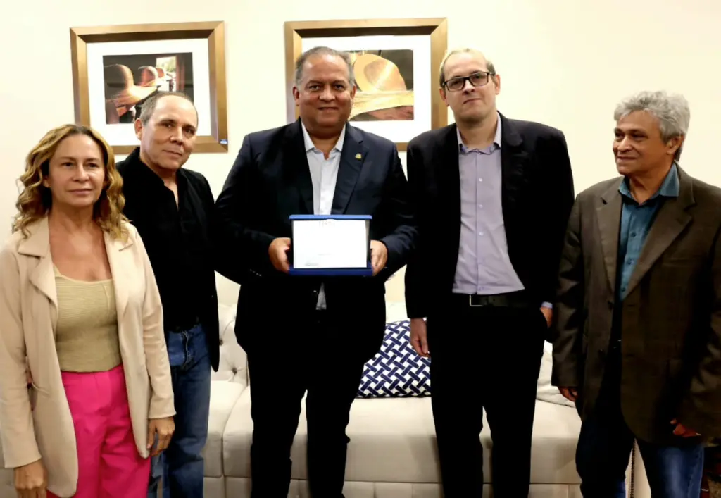 Abrajet concede título de “Amigo da Abrajet 2025” para 1⁠º vice-presidente do Senado, Eduardo Gomes