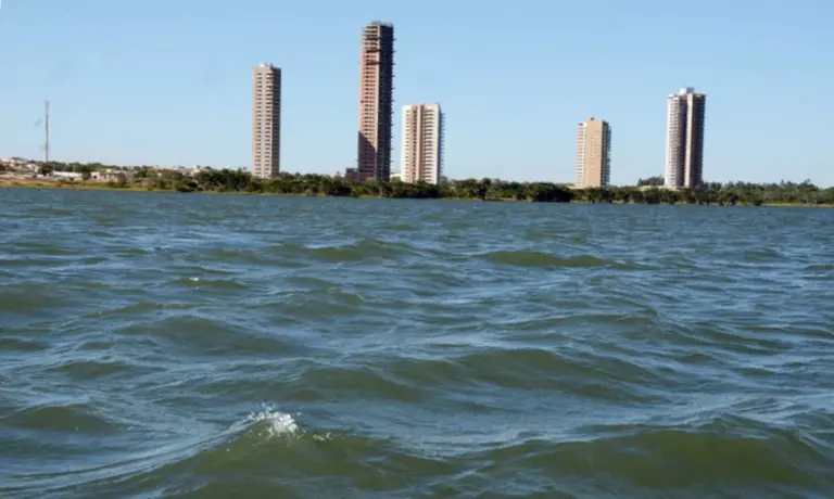 Buscas são realizadas no lago de Palmas — Foto: Luciano Ribeiro/Governo do Estado