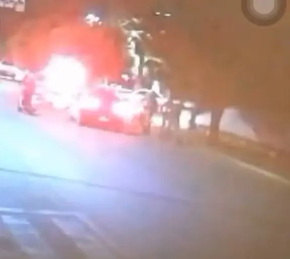 A agressão foi registrada por câmera de segurança — Foto: Reprodução/Redes Sociais
