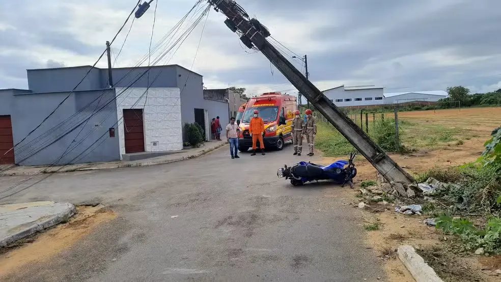 Motociclista derrubou poste em acidente — Foto: Divulgação/Bombeiros