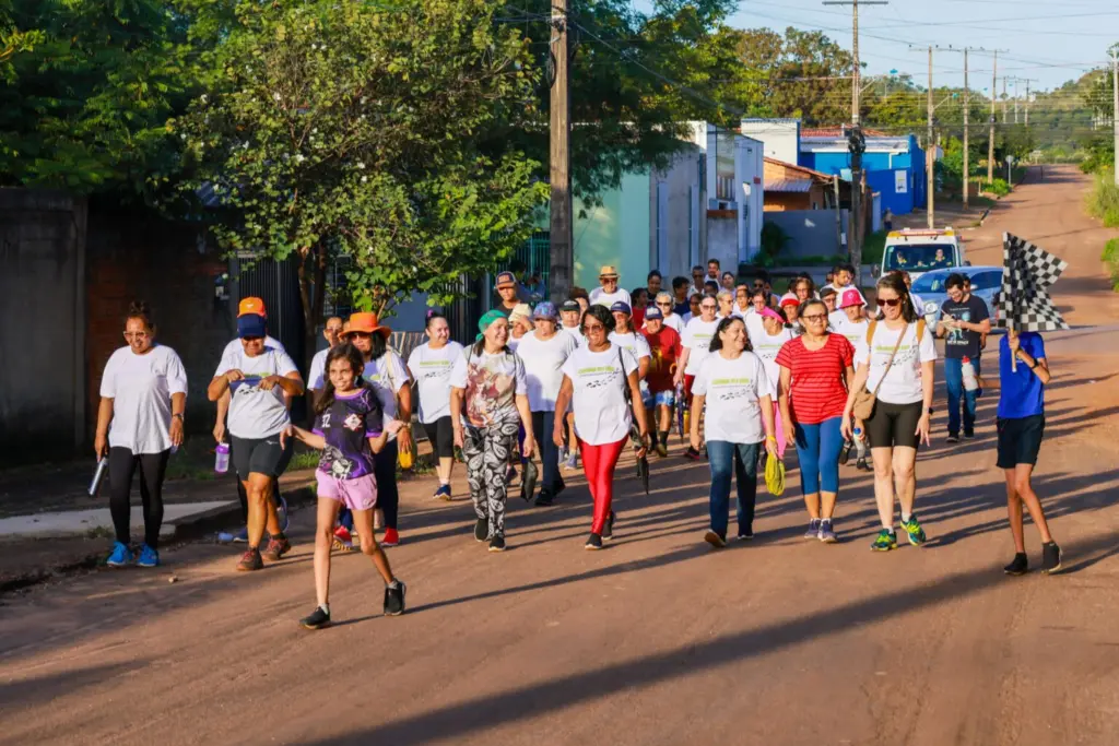A caminhada reuniu moradores do Jardim Aureny IV e servidores da Semus em Palmas – Foto: Regiane Rocha A caminhada reuniu moradores do Jardim Aureny IV e servidores da Semus em Palmas – Foto: Regiane Rocha