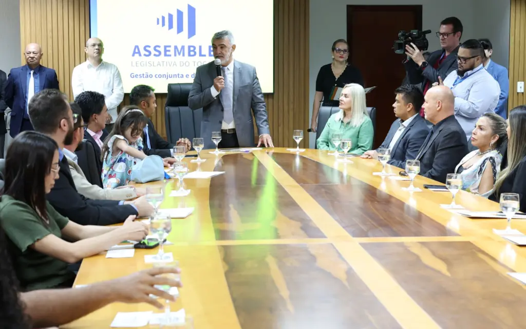 Aleto empossa mais dez novos servidores concursados; Amélio dá boas vindas