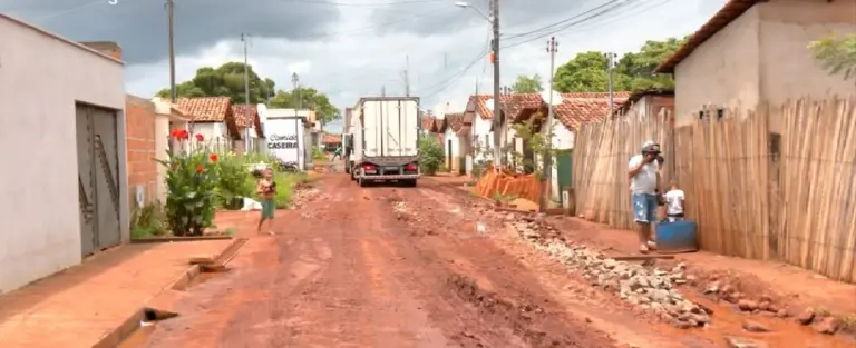 Ruas de Tocantinópolis foram deterioradas devido ao trânsito de caminhões — Foto: TV Anhanguera/Reprodução