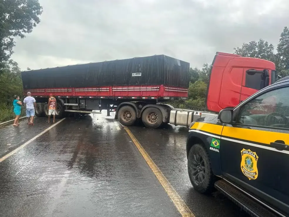 Acidente entre carreta e carro na BR-153, em Brasilândia do Tocantins — Foto: Divulgação/PRF-TO