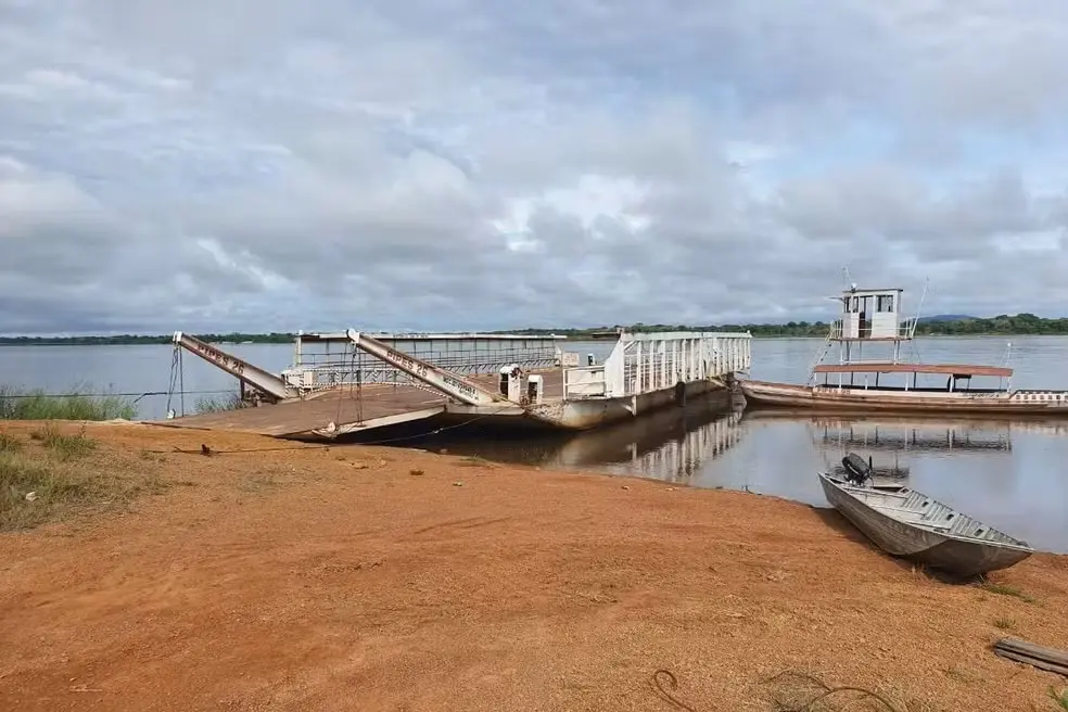 Balsa de travessia entre Araguacema e Santa Maria das Barreias (PA) — Foto: Divulgação