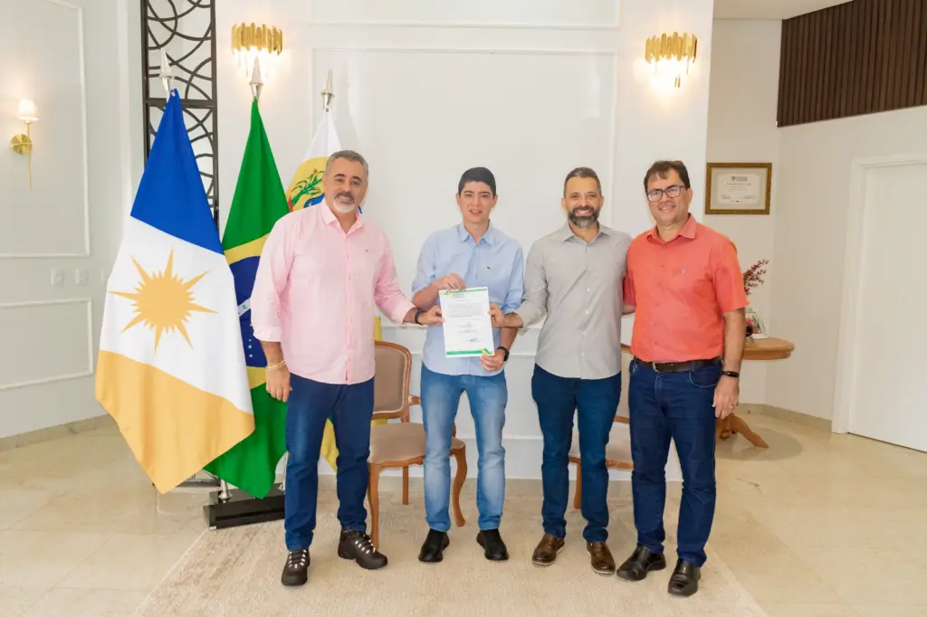 Prefeito de Paraíso, Celso Morais, assina ordem de serviço para iluminação do Estádio Antônio Damião - Foto: Ascom/Davi Andrade Melo