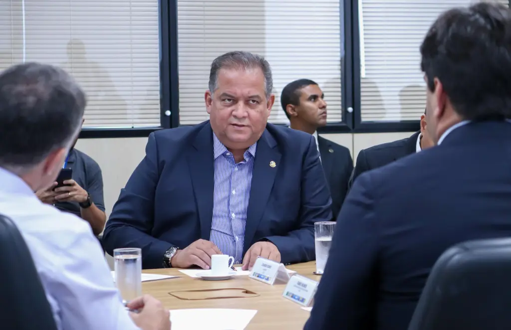 Eduardo Gomes faz apelo a ministro sobre impactos da queda da ponte: “o povo do Bico está clamando por soluções concretas”
