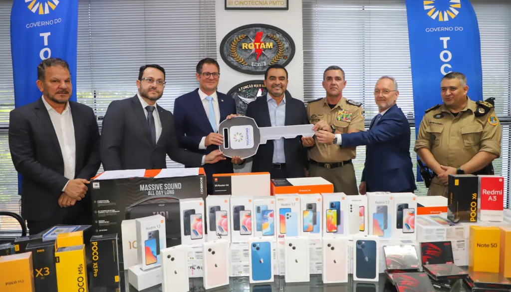 Governador Wanderlei Barbosa participa da entrega de smartphones e caminhão baú doados pela Receita Federal à Polícia Militar - Foto: Esequias Araújo/Governo do Tocantins Governador Wanderlei Barbosa participa da entrega de smartphones e caminhão baú doados pela Receita Federal à Polícia Militar - Foto: Esequias Araújo/Governo do Tocantins