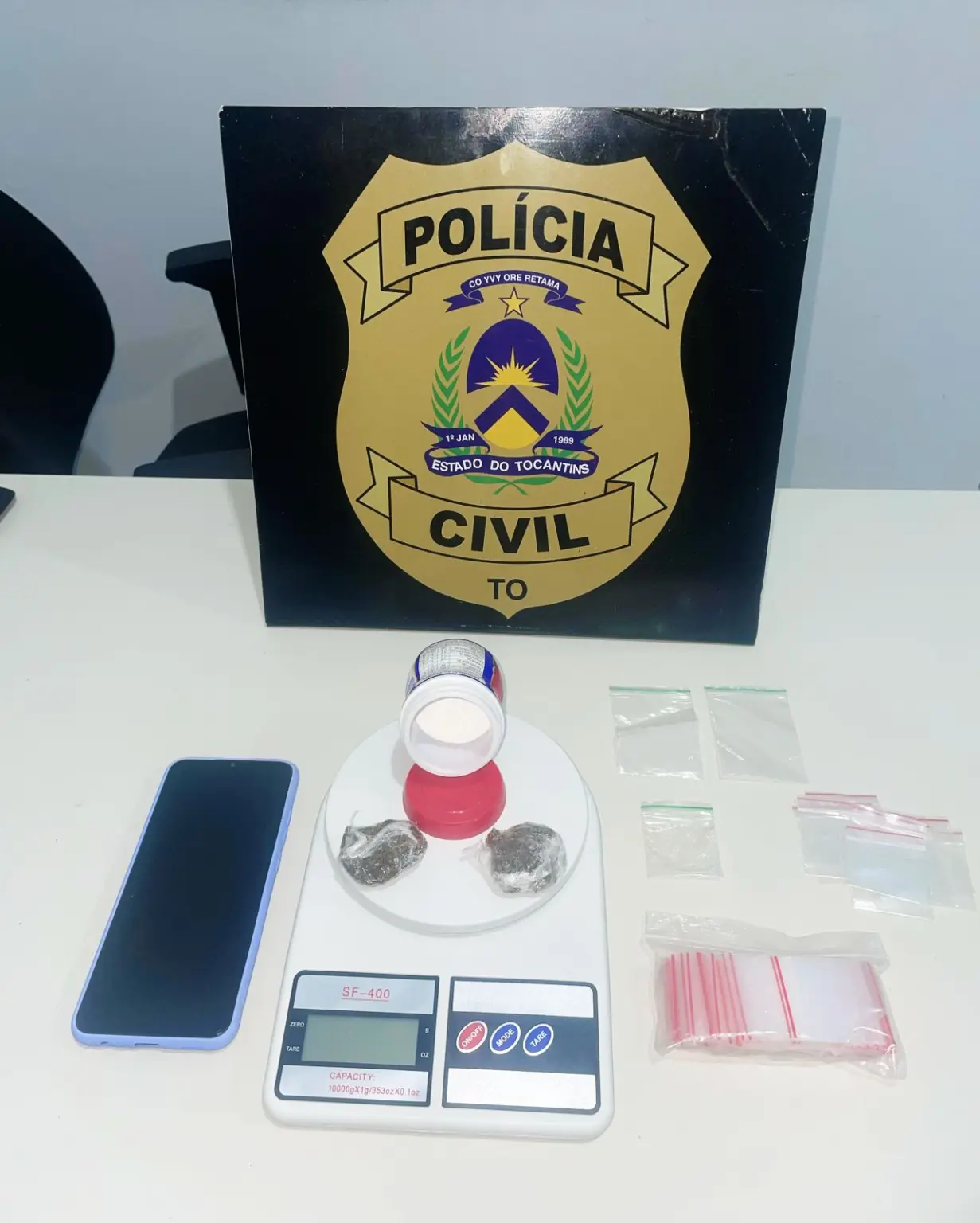 Porções de drogas e objetos apreendidos com o suspeito - Foto: Divulgação PCTO Porções de drogas e objetos apreendidos com o suspeito - Foto: Divulgação PCTO