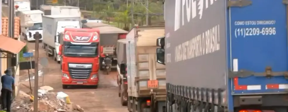 Cidades e rodovias não estão aguentando o movimento de carretas no norte do Tocantins — Foto: TV Anhanguera/Reprodução Cidades e rodovias não estão aguentando o movimento de carretas no norte do Tocantins — Foto: TV Anhanguera/Reprodução