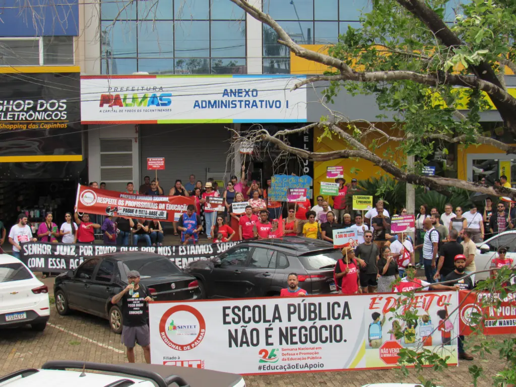 Com faixas, educadores protestam na Avenida JK; mais de 50% das escolas aderiram, segundo sindicato