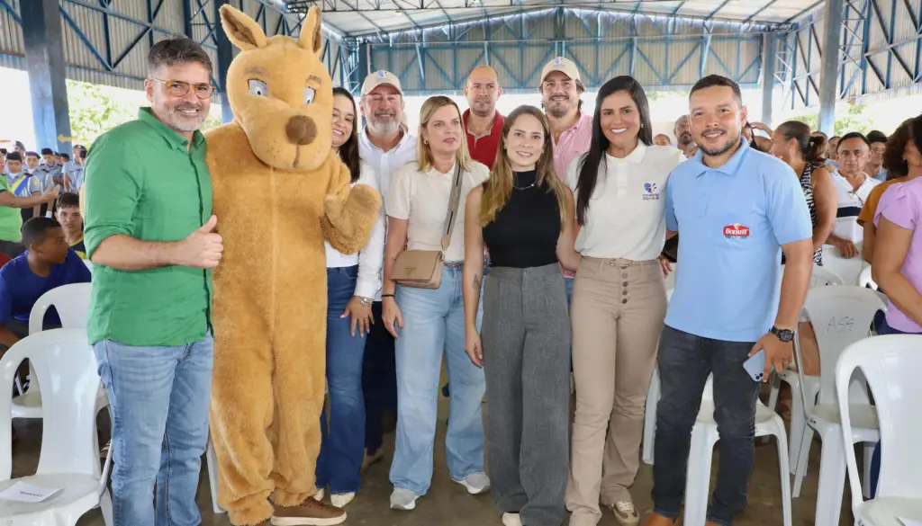 Em Aliança do Tocantins, a primeira-dama e secretária extraordinária de Participações Sociais, Karynne Sotero, lançou nesta sexta-feira, 25, o projeto Tocantins Amigo do Pet com os objetivos de controlar a população de animais em situação de rua e oferecer serviços gratuitos para tutores - Loise Maria/Governo do Tocantins Em Aliança do Tocantins, a primeira-dama e secretária extraordinária de Participações Sociais, Karynne Sotero, lançou nesta sexta-feira, 25, o projeto Tocantins Amigo do Pet com os objetivos de controlar a população de animais em situação de rua e oferecer serviços gratuitos para tutores - Loise Maria/Governo do Tocantins