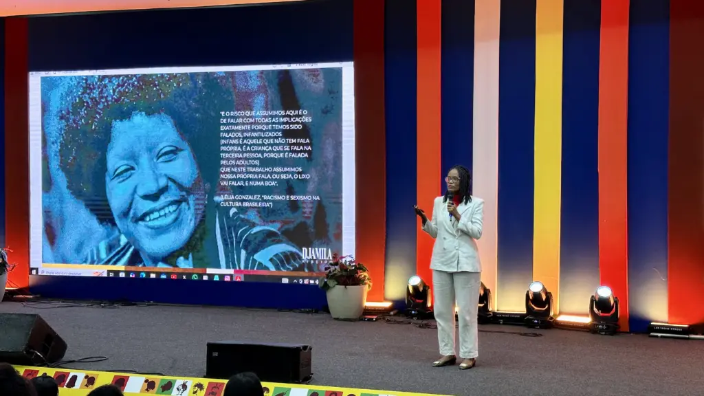 A escritora Djamila Ribeiro apresentou a palestra “Lugar de fala nas escolas: por que a representatividade transforma realidades?” A escritora Djamila Ribeiro apresentou a palestra “Lugar de fala nas escolas: por que a representatividade transforma realidades?”