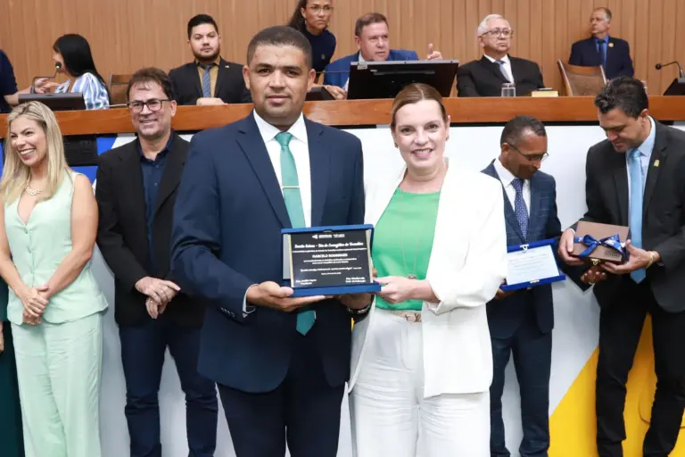 Claudia Lelis presta homenagem ao ex-vereador Marcelo Rodrigues durante Sessão Solene do Dia do Evangélico