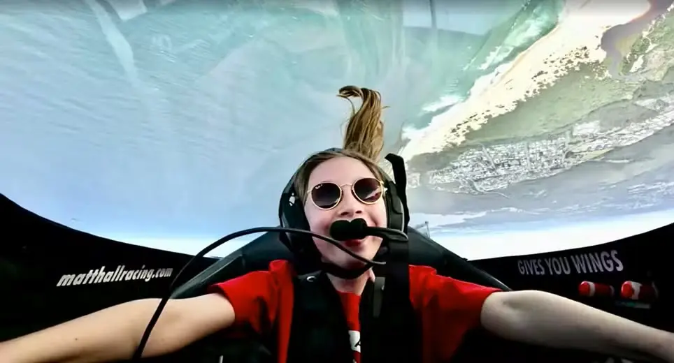 Amy Spicer se tornou uma das pessoas mais jovens do mundo a pilotar um avião totalmente elétrico — Foto: Timbuktu Content/Amy Spicer/Reuters — Foto: Amy Spicer/Reuters Amy Spicer se tornou uma das pessoas mais jovens do mundo a pilotar um avião totalmente elétrico — Foto: Timbuktu Content/Amy Spicer/Reuters — Foto: Amy Spicer/Reuters