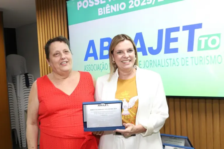 Claudia Lelis recebe título de “Amiga da Abrajet 2025” e reafirma compromisso com o turismo