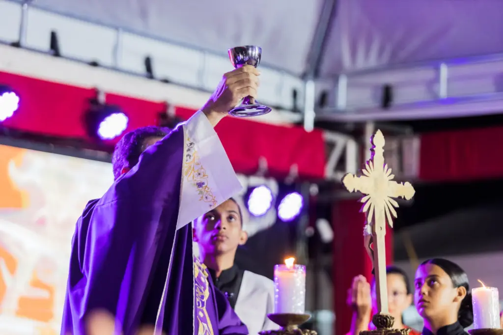Quarta-feira Santa leva centena de fiéis à Serra do Estrondo em noite de louvor e celebração Quarta-feira Santa leva centena de fiéis à Serra do Estrondo em noite de louvor e celebração
