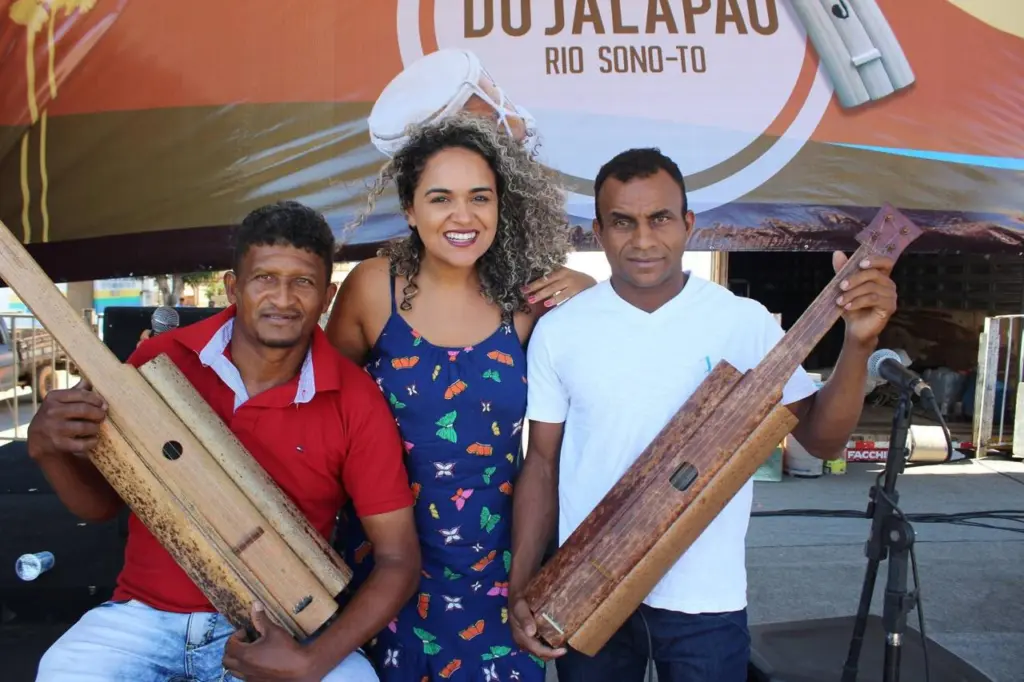 A idealizadora da Semana Cultural do Jalapão, Núbia Dourado, leva sua arte, sua história e sua paixão pelo território jalapoeiro a cada roda de conversa, oficina e canção A idealizadora da Semana Cultural do Jalapão, Núbia Dourado, leva sua arte, sua história e sua paixão pelo território jalapoeiro a cada roda de conversa, oficina e canção